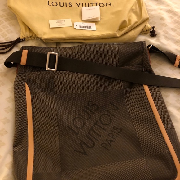 Like brand new men’s lv messenger bag - Picture 2 of 9